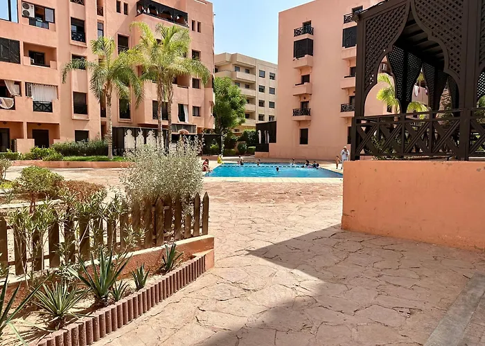 Oasis De Detente Avec Terrasse Et Vue Sur Piscine