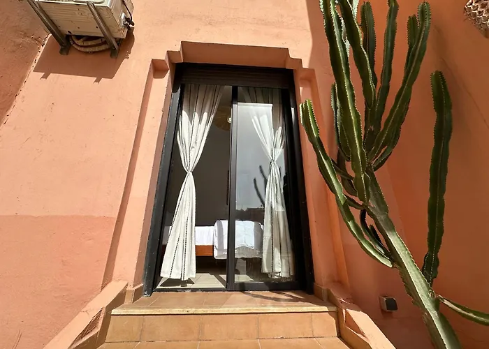 Oasis De Detente Avec Terrasse Et Vue Sur Piscine