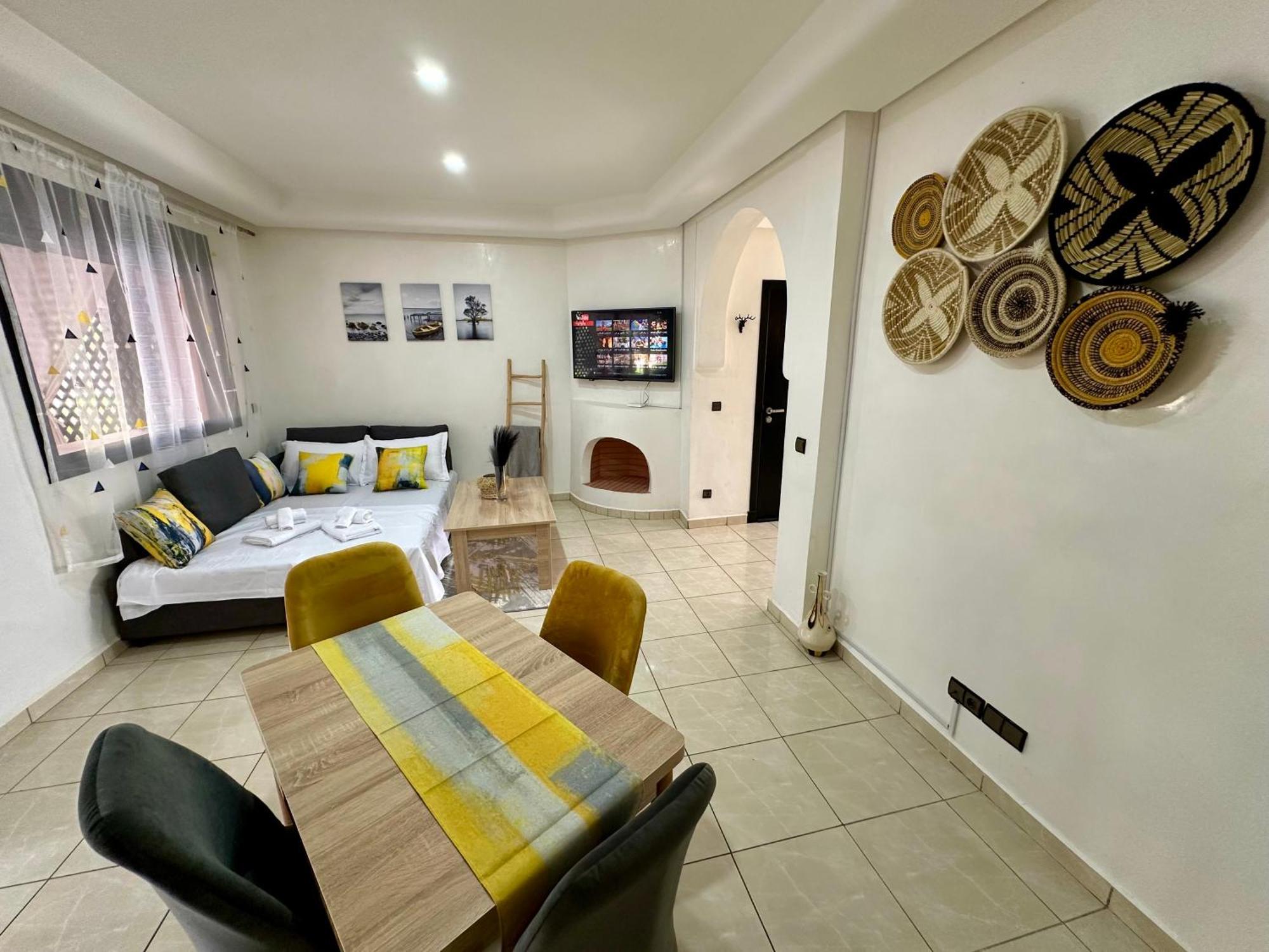 Oasis De Detente Avec Terrasse Et Vue Sur Piscine Appartement